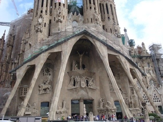 La Sagrada Familia batı cephesi görünüşü